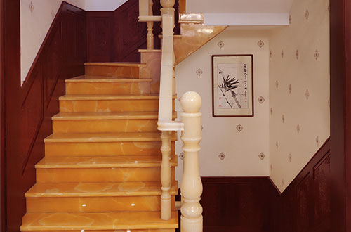 建始中式别墅室内汉白玉石楼梯的定制安装装饰效果